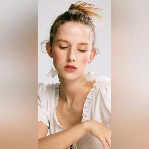 Gold Plated Acrylic Flower Dangle Earrings - Picture 3 of 4